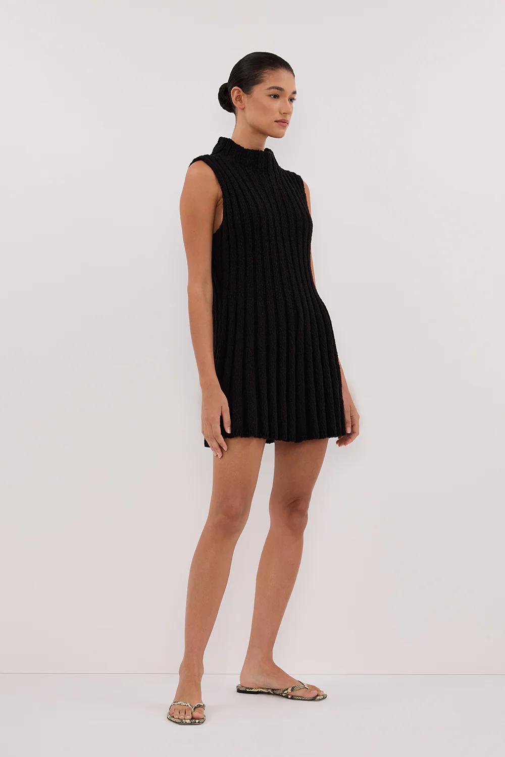 VERO BLACK KNIT MINI DRESS - Gamepaces