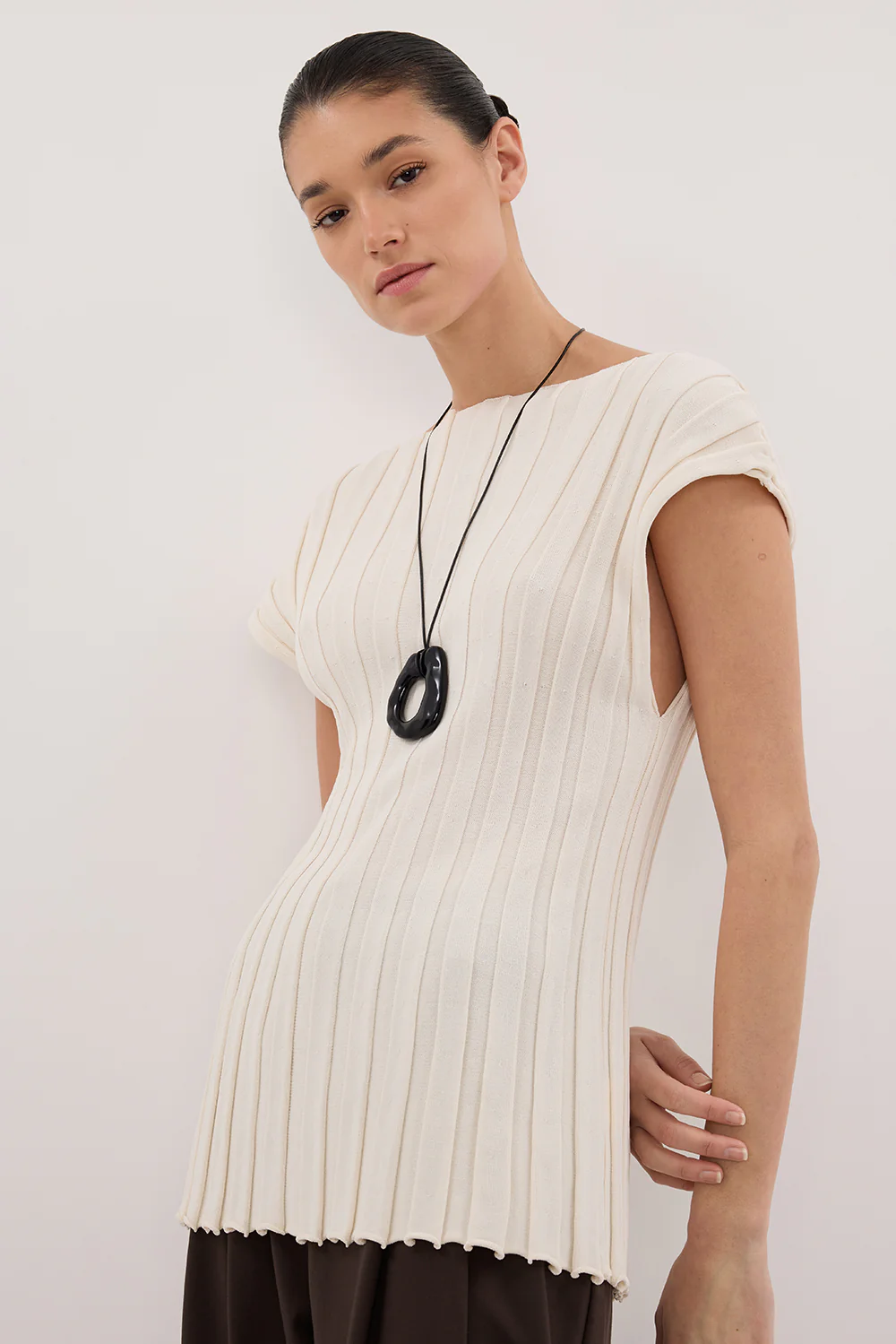 LOE CREAM SLEEVELESS KNIT TOP - Gamepaces