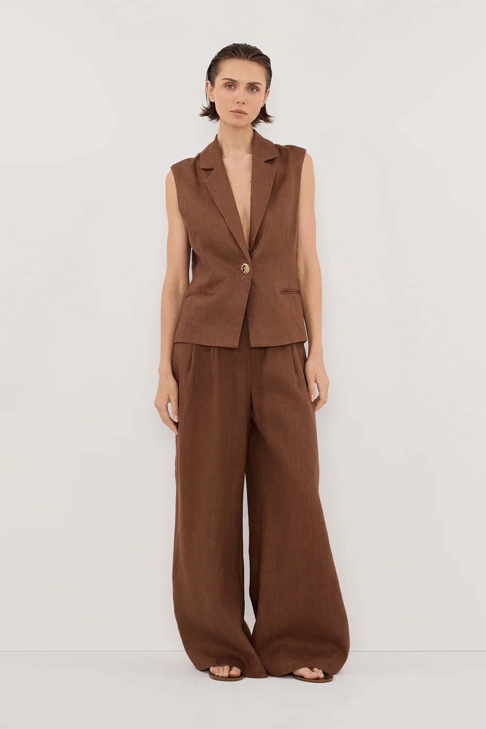 SELAH FONDANT LINEN SLEEVELESS VEST - Gamepaces