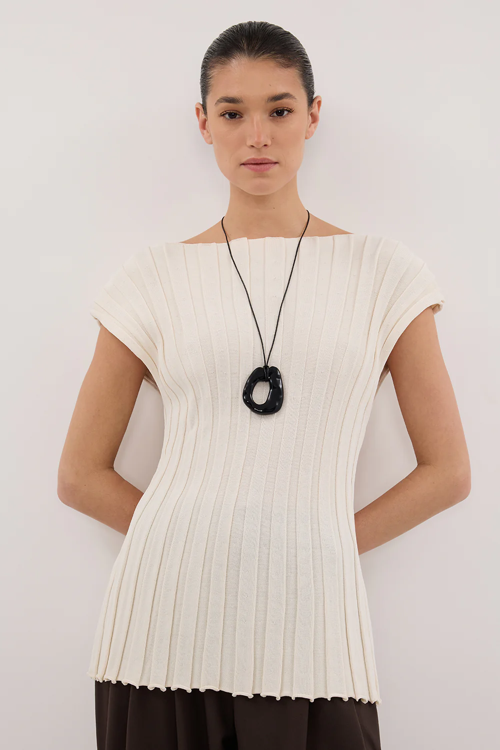 LOE CREAM SLEEVELESS KNIT TOP - Gamepaces