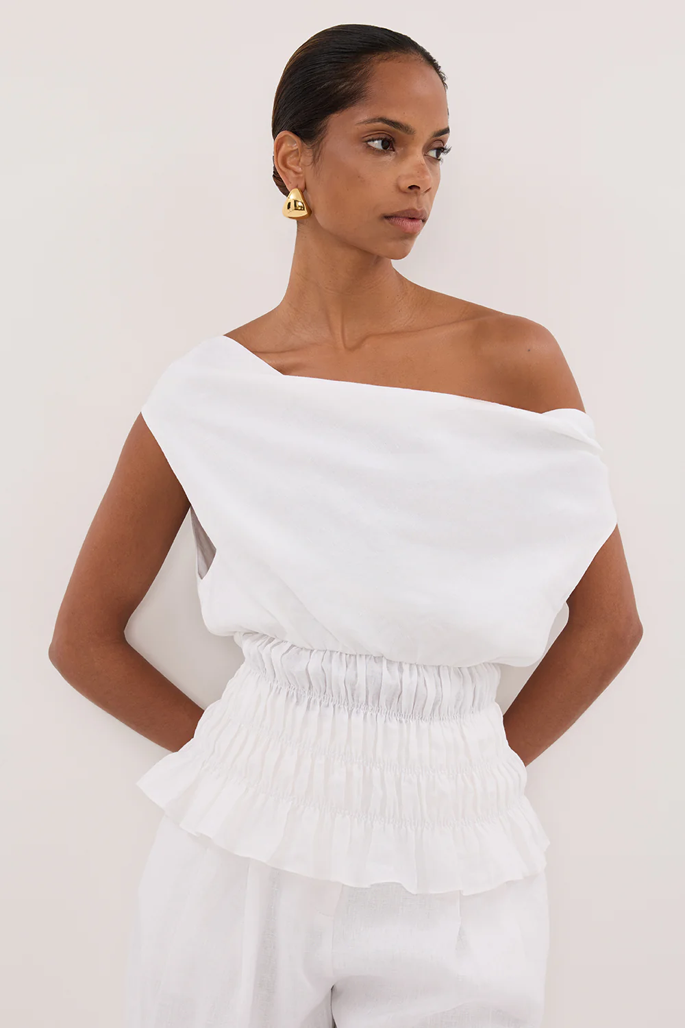 MAIA WHITE SLEEVELESS LINEN SHIRRED TOP - Gamepaces