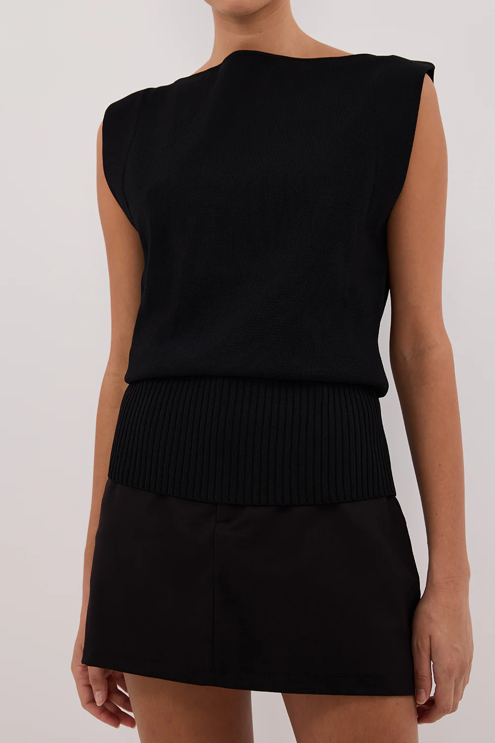 ELSA BLACK SLEEVELESS KNIT TOP - Gamepaces