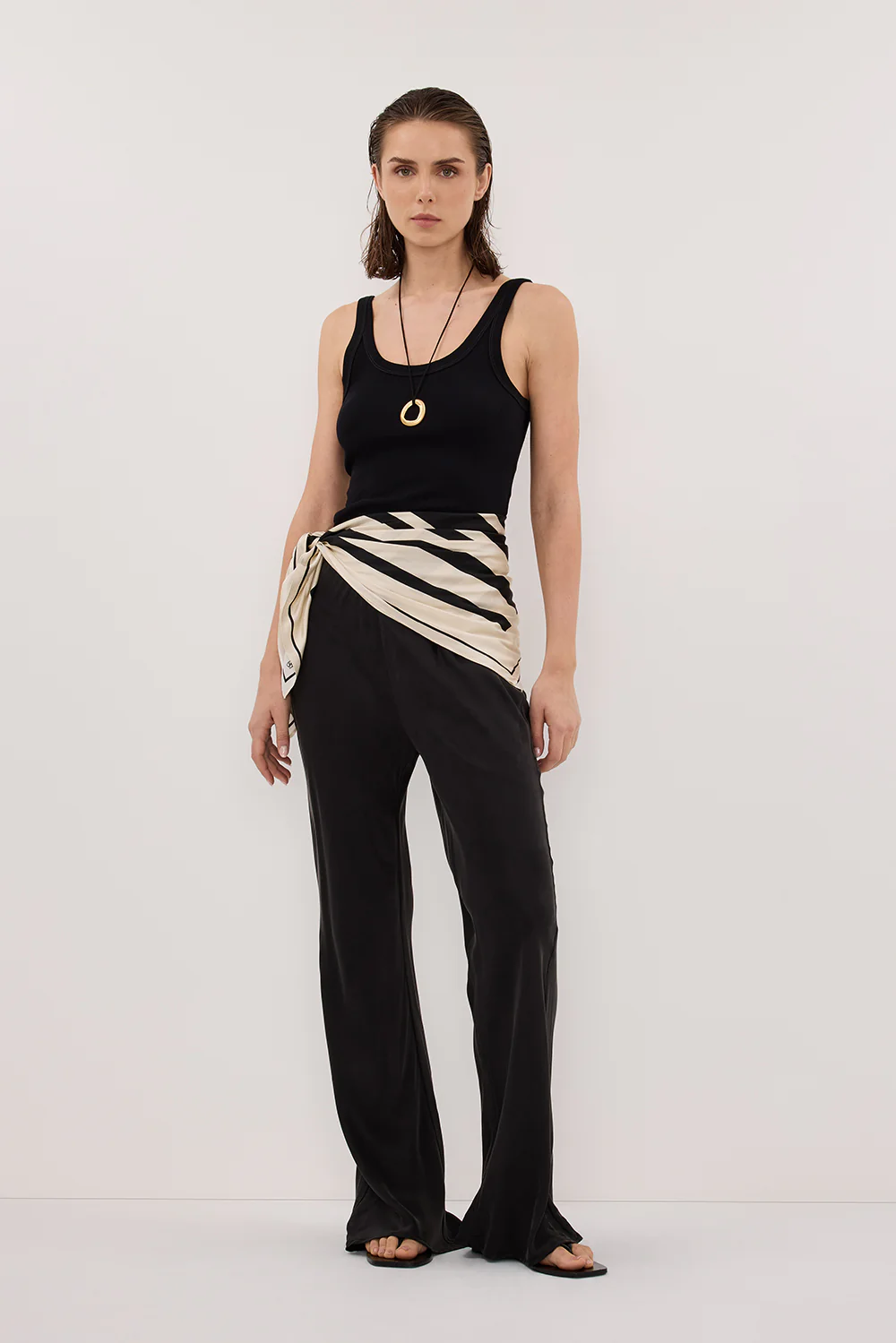 PHOEBE BLACK SCOOP NECK TANK TOP - Gamepaces