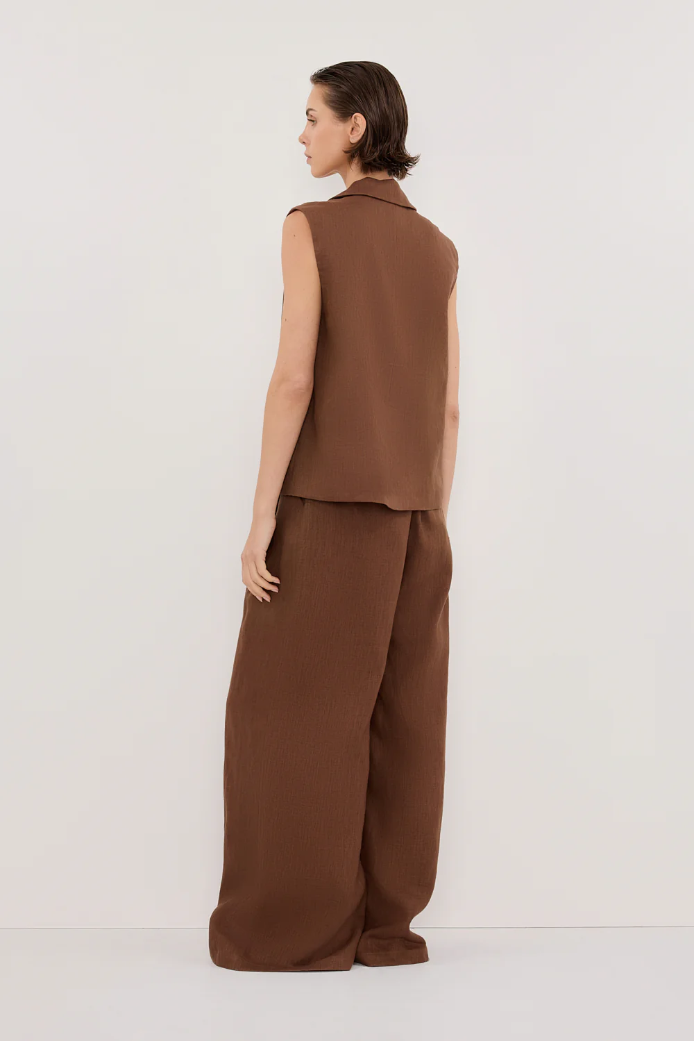 SELAH FONDANT LINEN SLEEVELESS VEST - Gamepaces