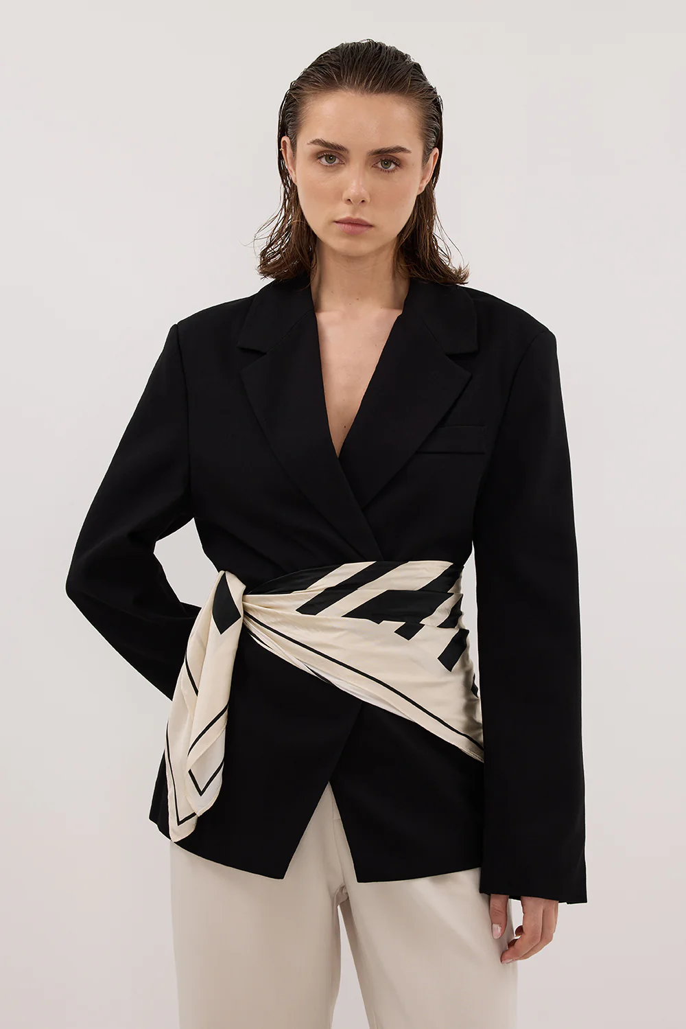 SURI BLACK CINCHED BLAZER - Gamepaces