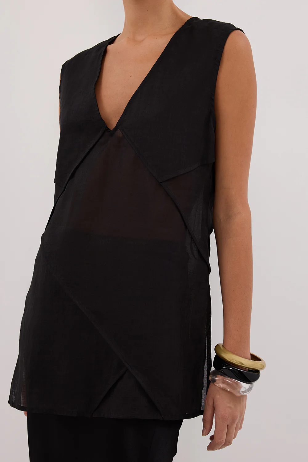 CARMEL BLACK RAMIE V NECK TOP - Gamepaces