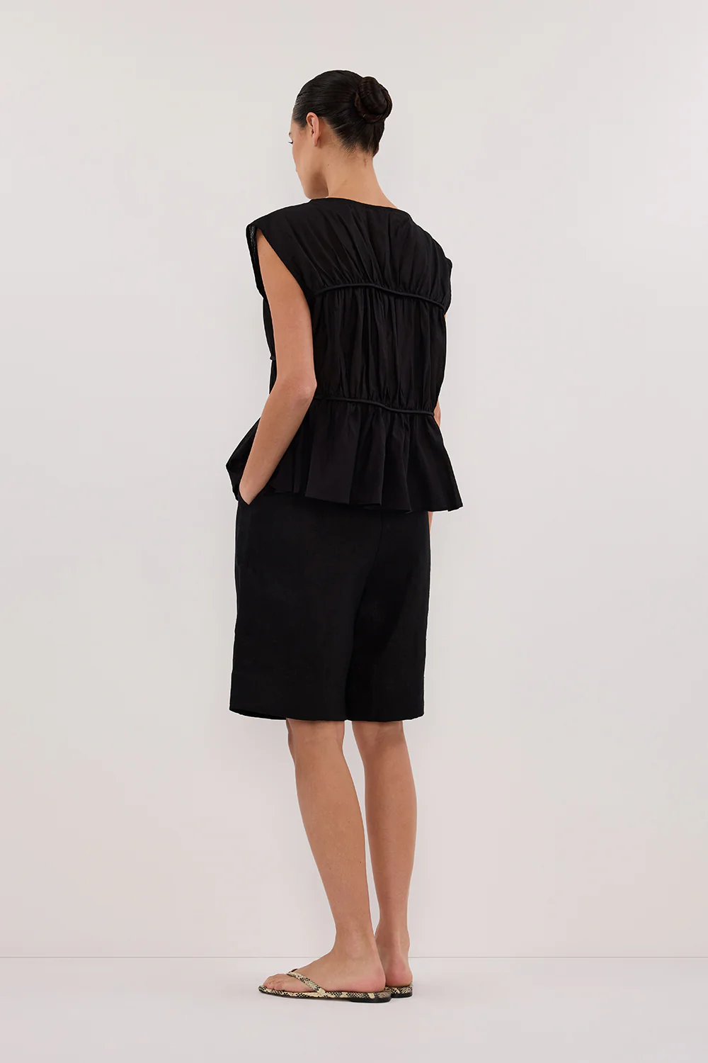 KAYLA BLACK LINEN BERMUDA SHORT - Gamepaces