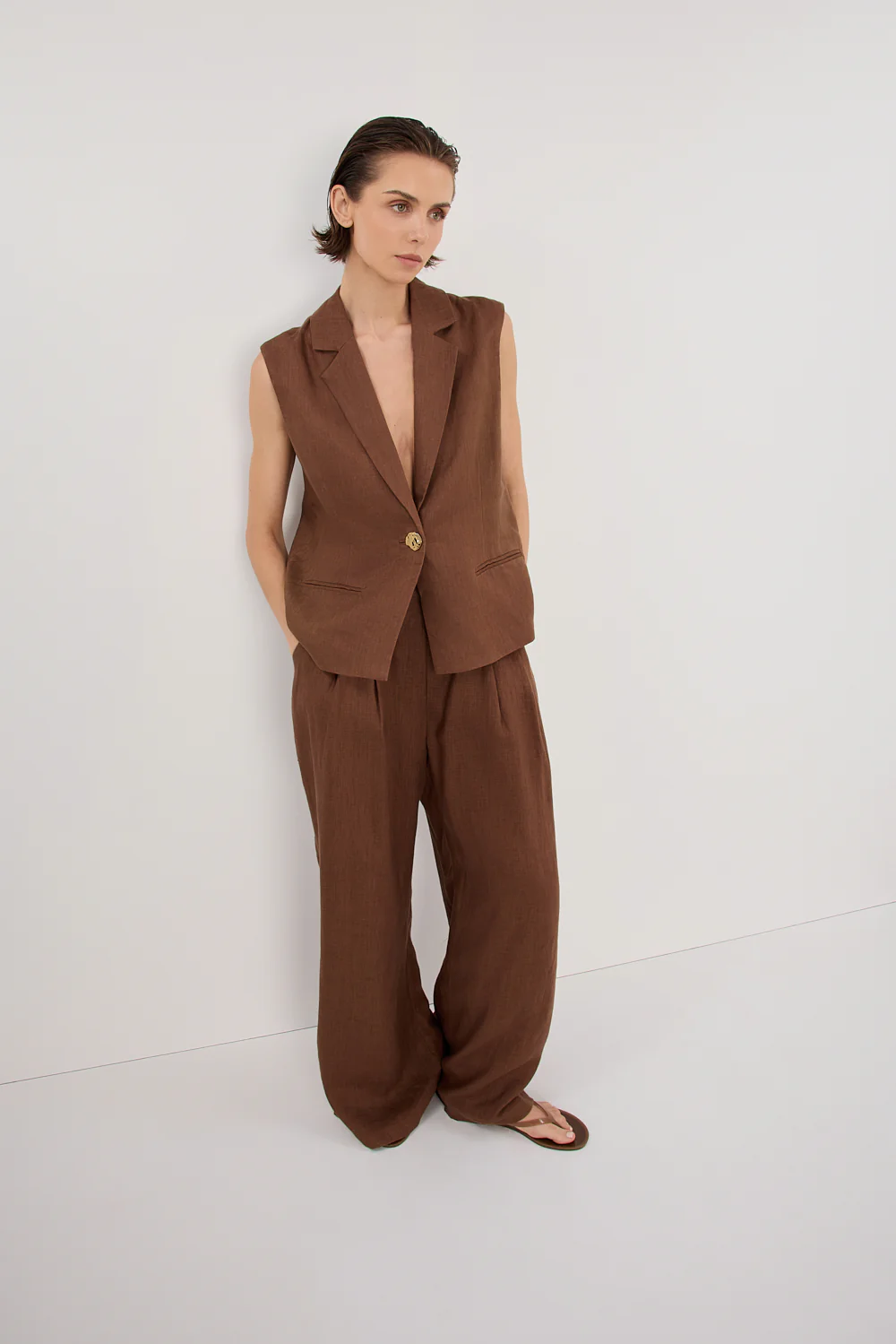 SELAH FONDANT LINEN SLEEVELESS VEST - Gamepaces