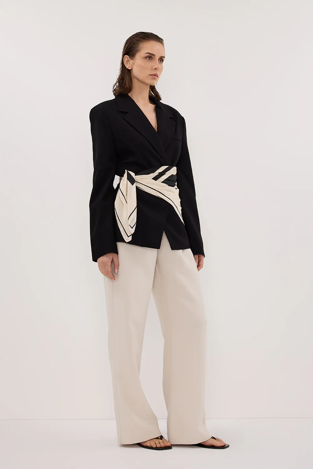 SURI BLACK CINCHED BLAZER - Gamepaces