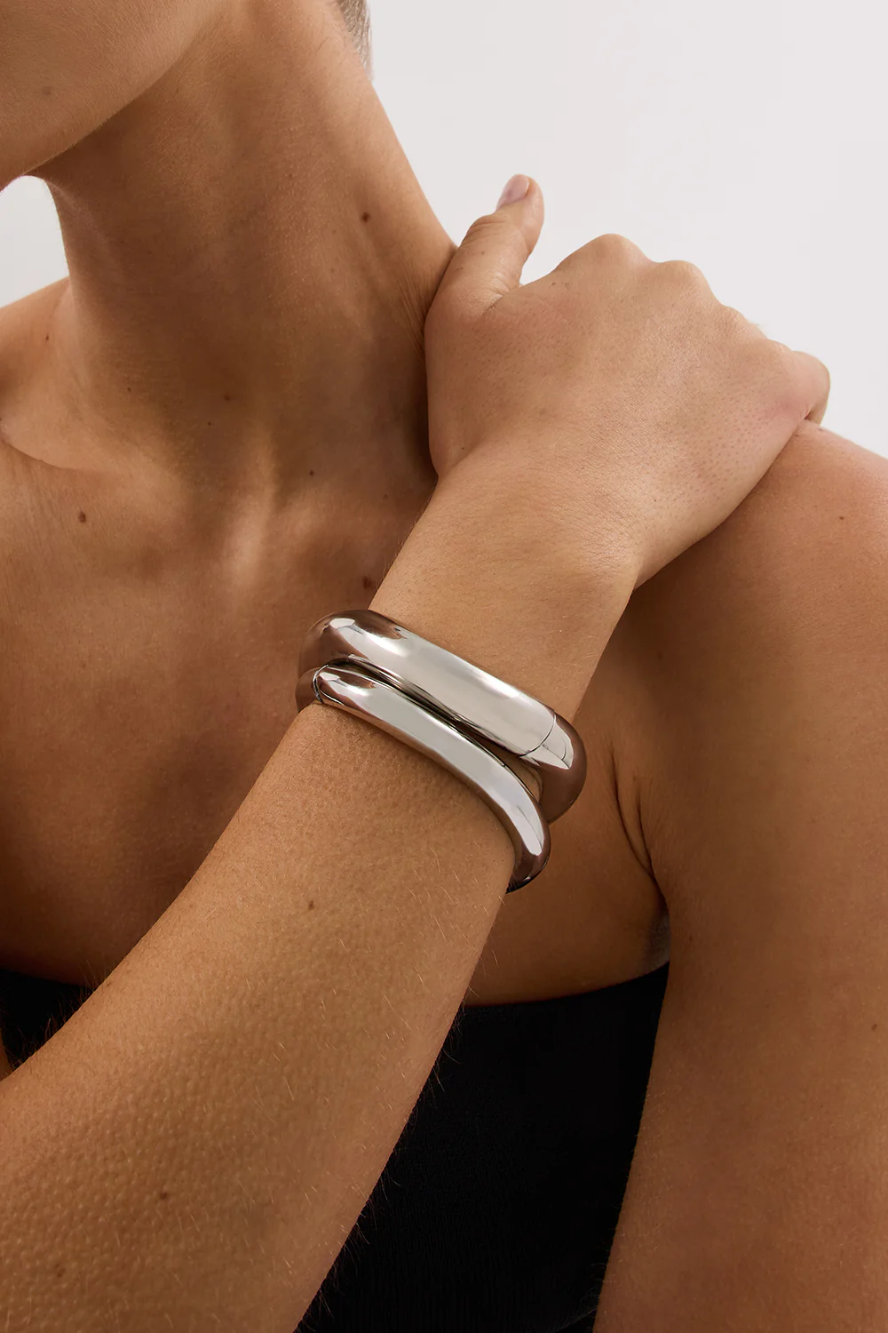 ANNA ROSSI MEDIUM WARPED BANGLE SILVER - Gamepaces