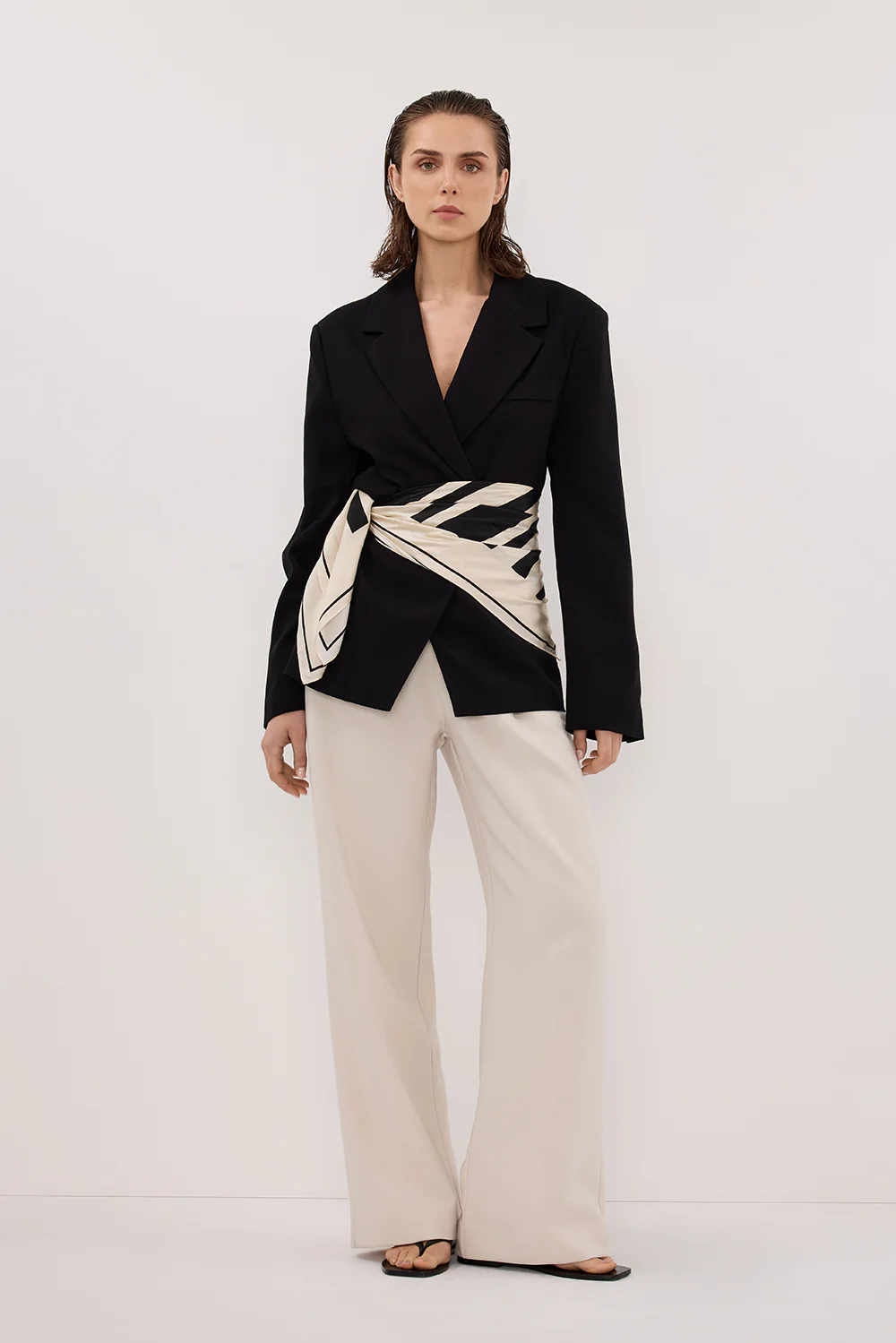 SURI BLACK CINCHED BLAZER - Gamepaces