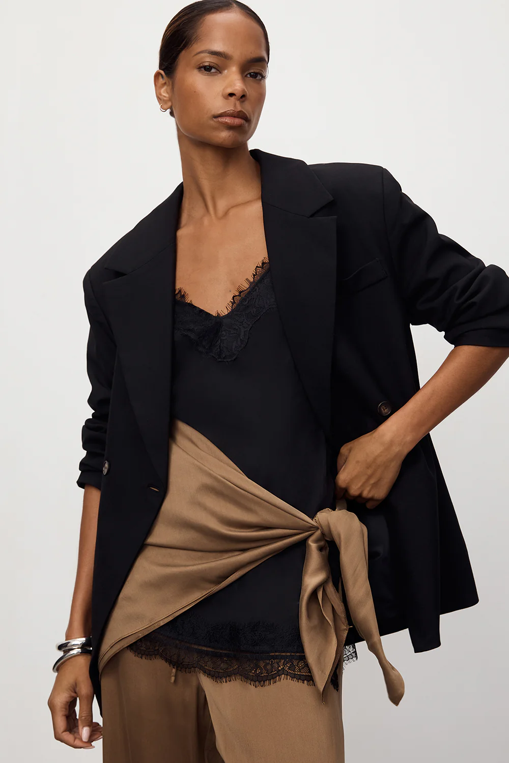 SURI BLACK CINCHED BLAZER - Gamepaces