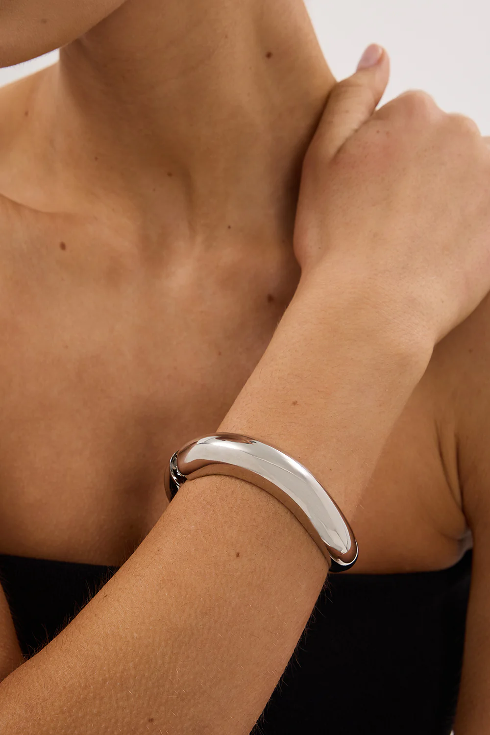 ANNA ROSSI MEDIUM WARPED BANGLE SILVER - Gamepaces