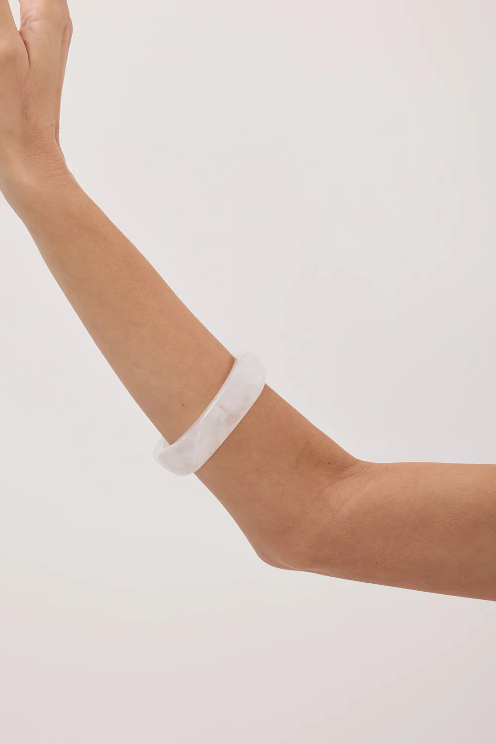 NOAH THE LABEL WHITE RESIN BANGLE - Gamepaces