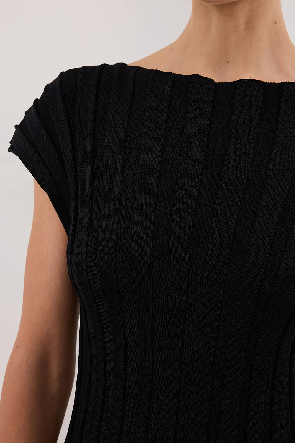 LOE BLACK SLEEVELESS KNIT TOP - Gamepaces