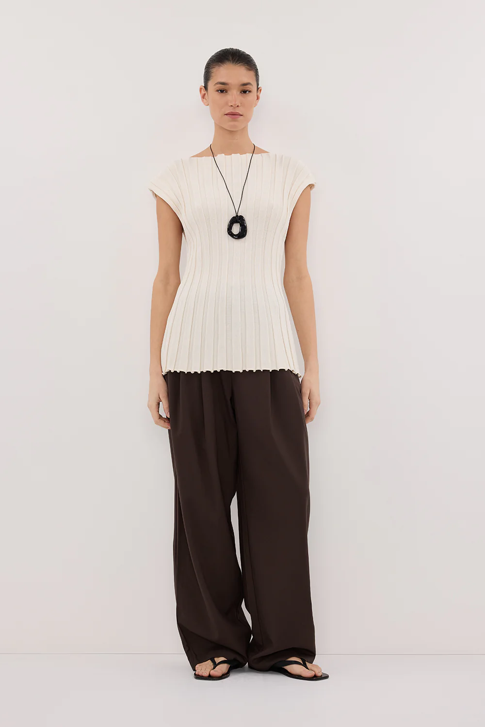 LOE CREAM SLEEVELESS KNIT TOP - Gamepaces