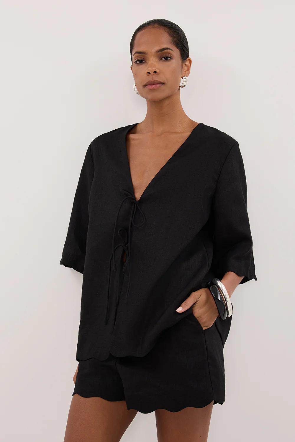 LELA BLACK LINEN SHORT - Gamepaces