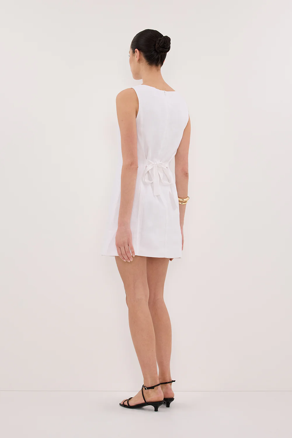 LACY WHITE SLEEVELESS LINEN MINI DRESS - Gamepaces