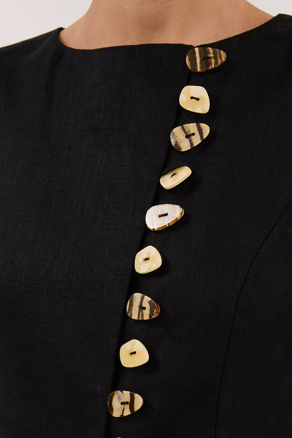 BAYLEE BLACK SLEEVELESS LINEN TOP - Gamepaces